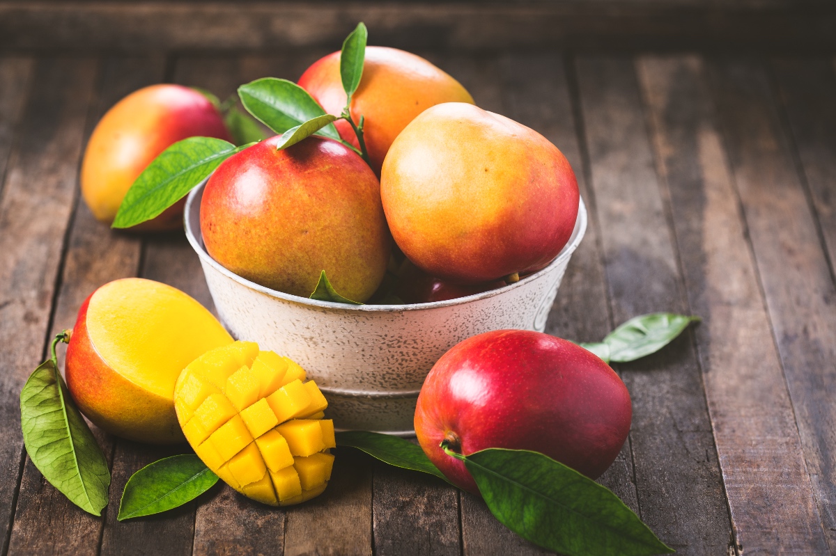 A bowl of <b>mangoes</b>.