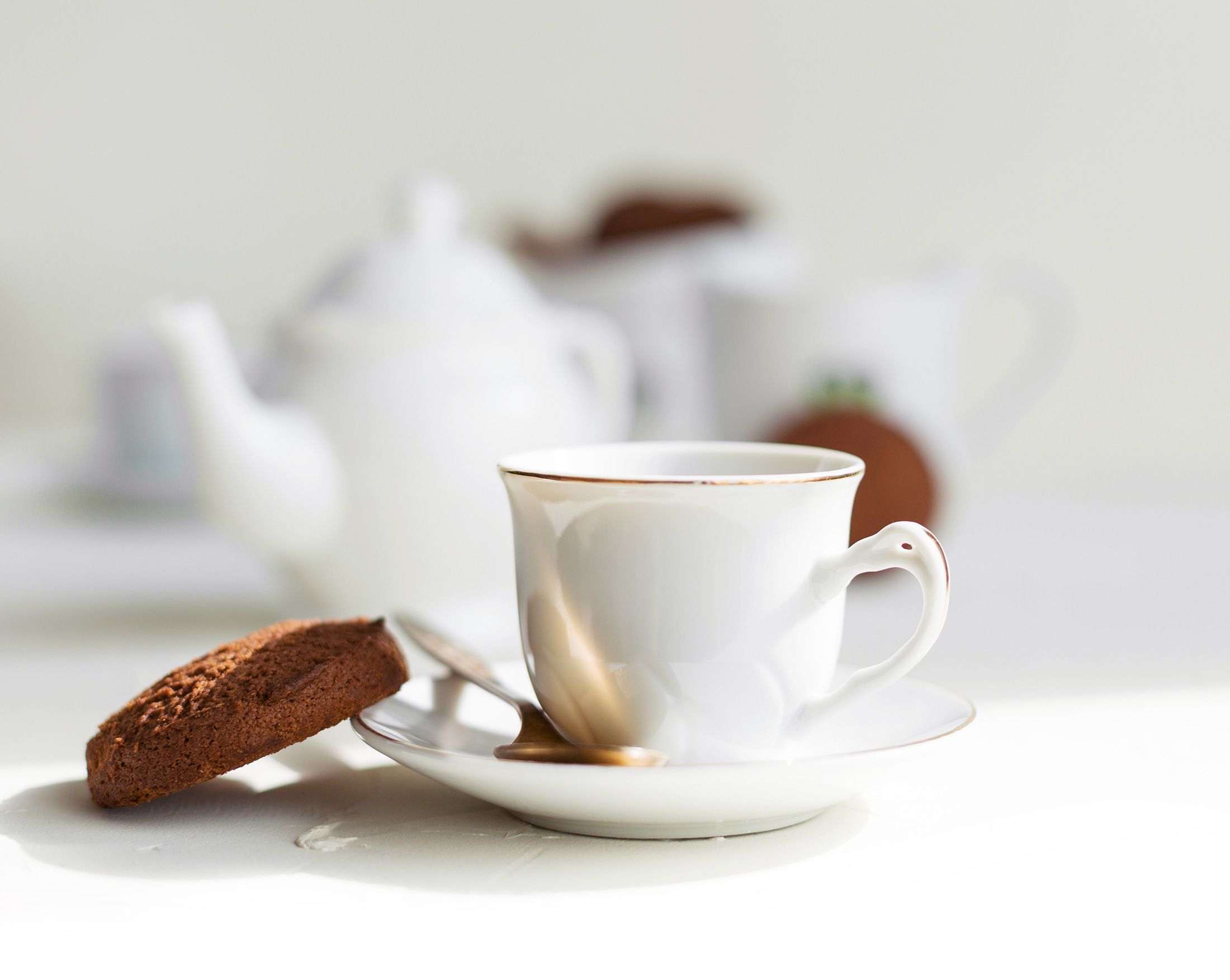 Tazza di caffè americano sul tavolo con biscotti