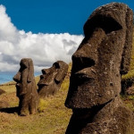 Камень пон. Остров Пасхи статуи Моаи. Моаи на острове Пасхи. Моаи в Чили. Остров Пасхи Чили статуи.