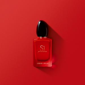 Ik denk dat ik ziek ben kruising verachten Sì Passione Giorgio Armani perfume - a fragrance for women 2017