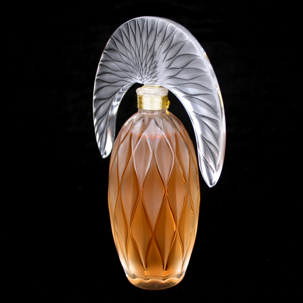 Lalique white. Лалик дфини. Лалик 1971 духи. Lalique Cristal Commedia Edition. 153800 Lalique.