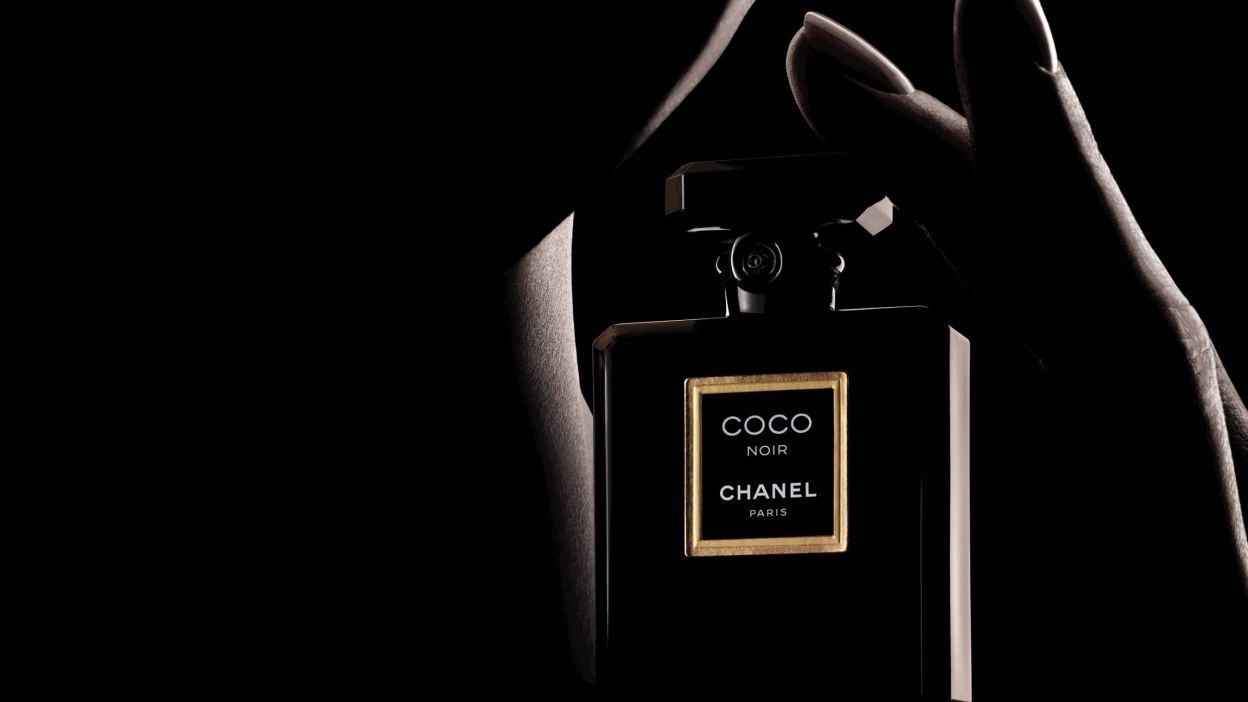 Духи шанель черные. Шанель Коко Нуар. Chanel Coco Noir парфюмерная вода 100 мл. Коко Шанель мужская парфюмерия. Маленькое черное платье Коко Шанель духи.