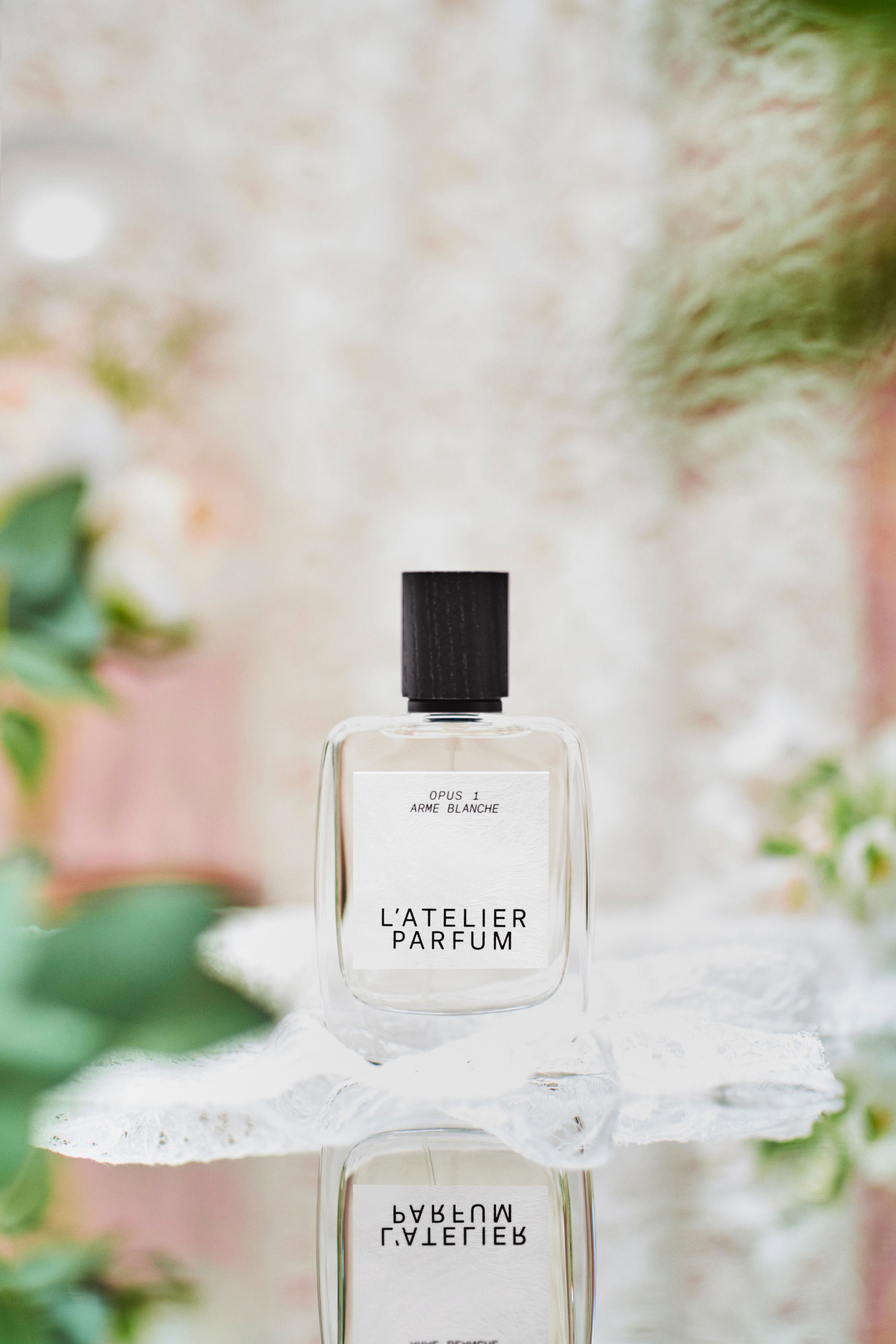 Парфюмерная вода l atelier parfum. Духи l'Atelier Parfum. Парфюмерная вода l'Atelier Parfum Opus 1 arme Blanche. L Atelier Parfum Belle joueuse 50 мл. L'Atelier Parfum фото.