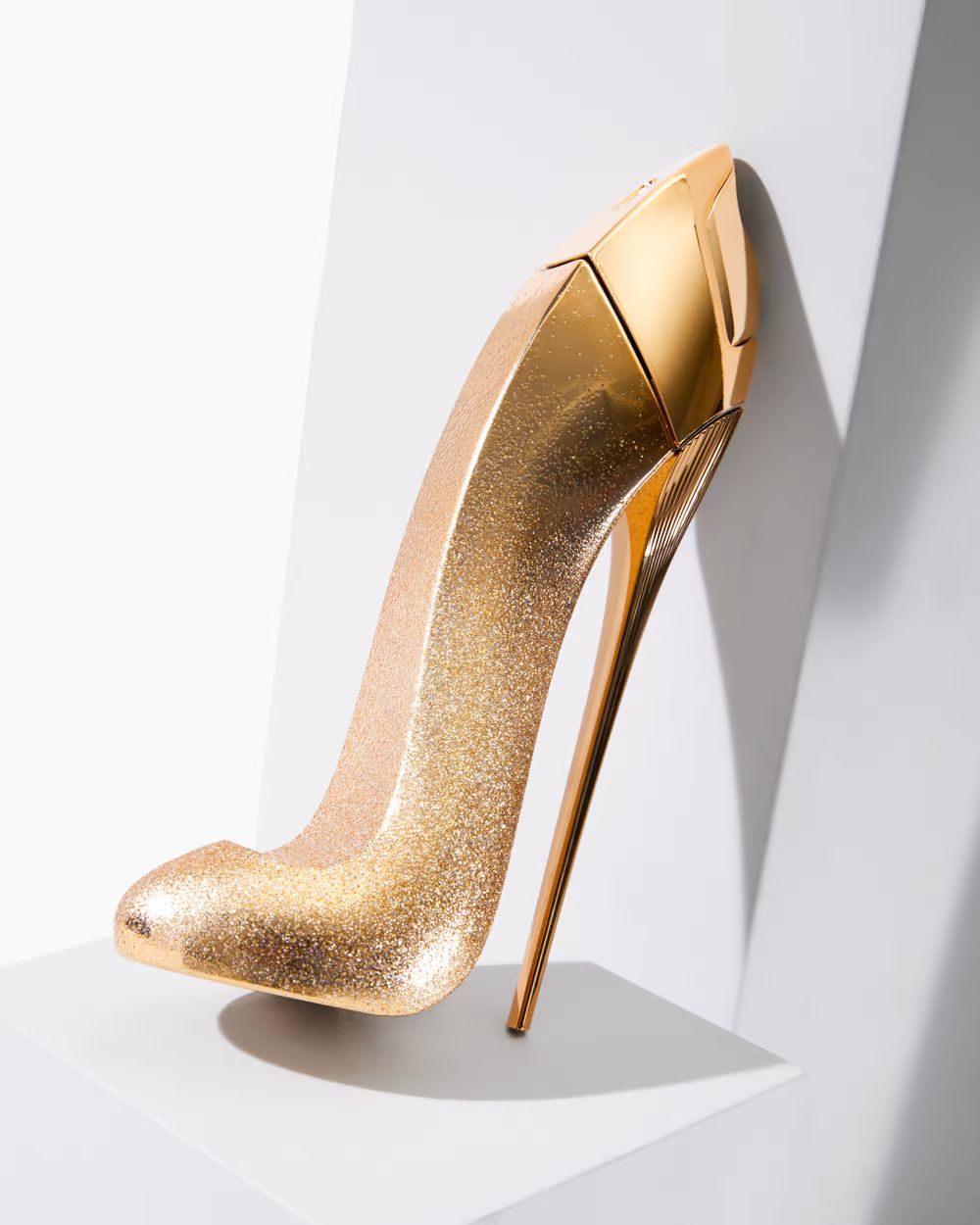 good-girl-gold-fantasy-carolina-herrera-2022