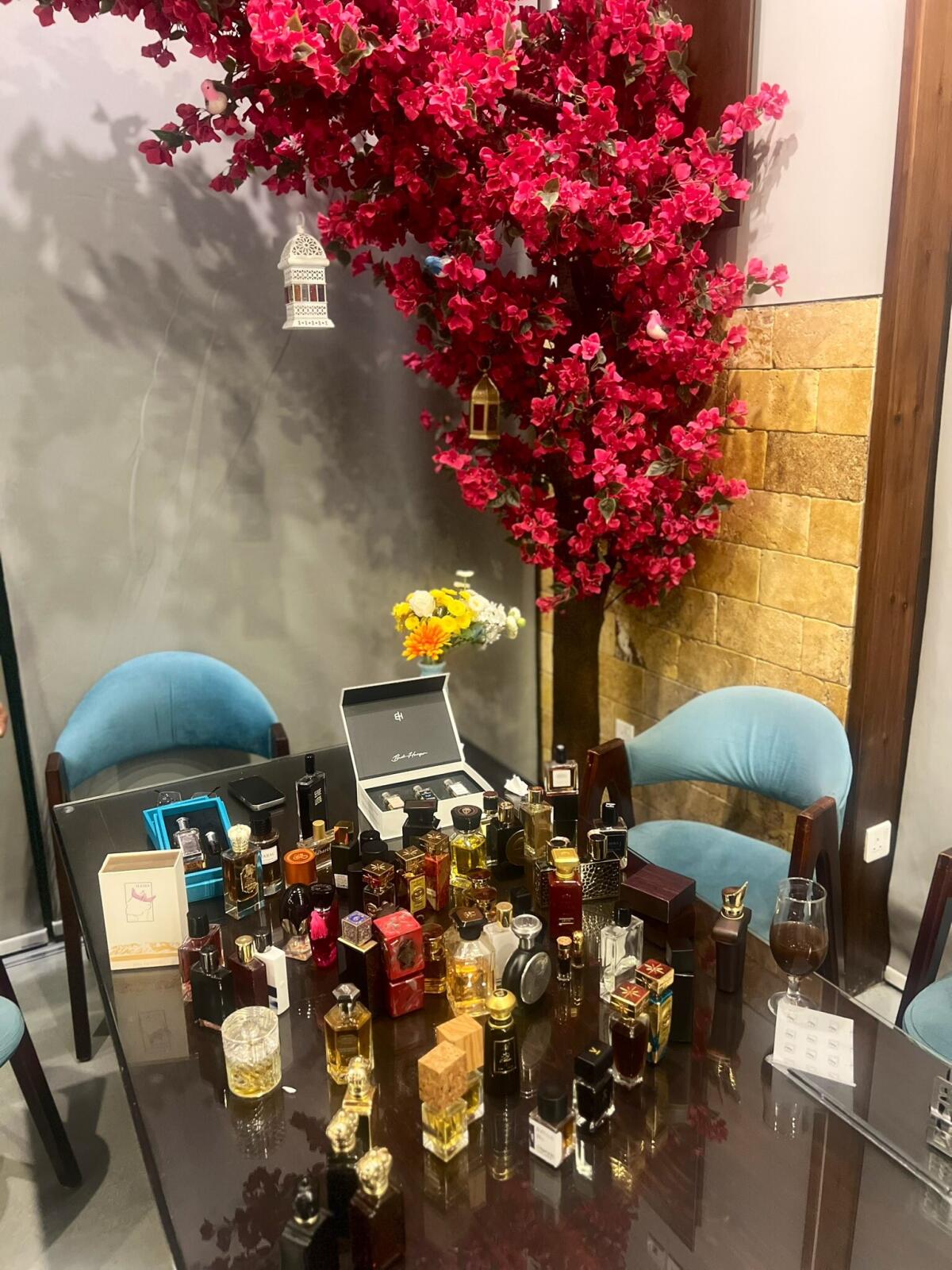 Oud Aquilaria Omanluxury عطر a fragrance للجنسين 2020