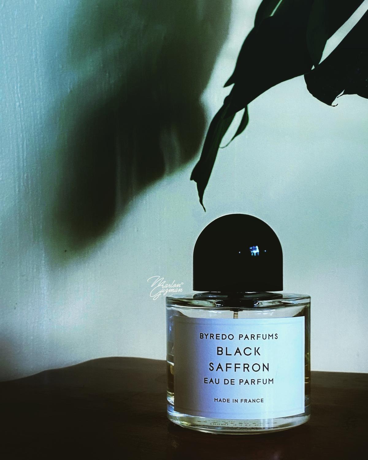 Byredo black saffron отзывы. Байредо Блэк Шафран. Байредо черный флакон. Духи Байредо синий флакон.