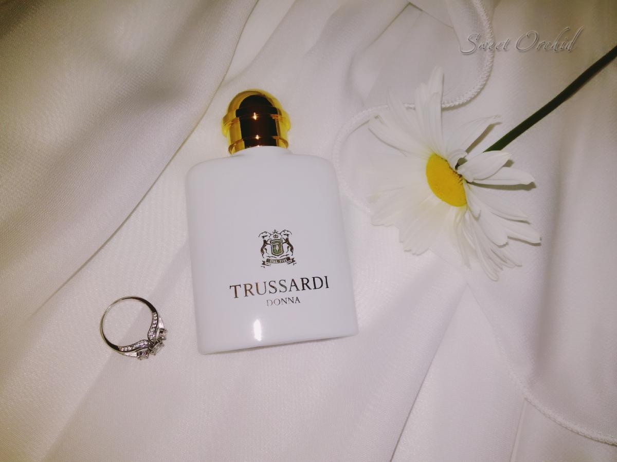 Trussardi marina. Шейк духи женские Труссарди. Труссарди оранжевые духи.