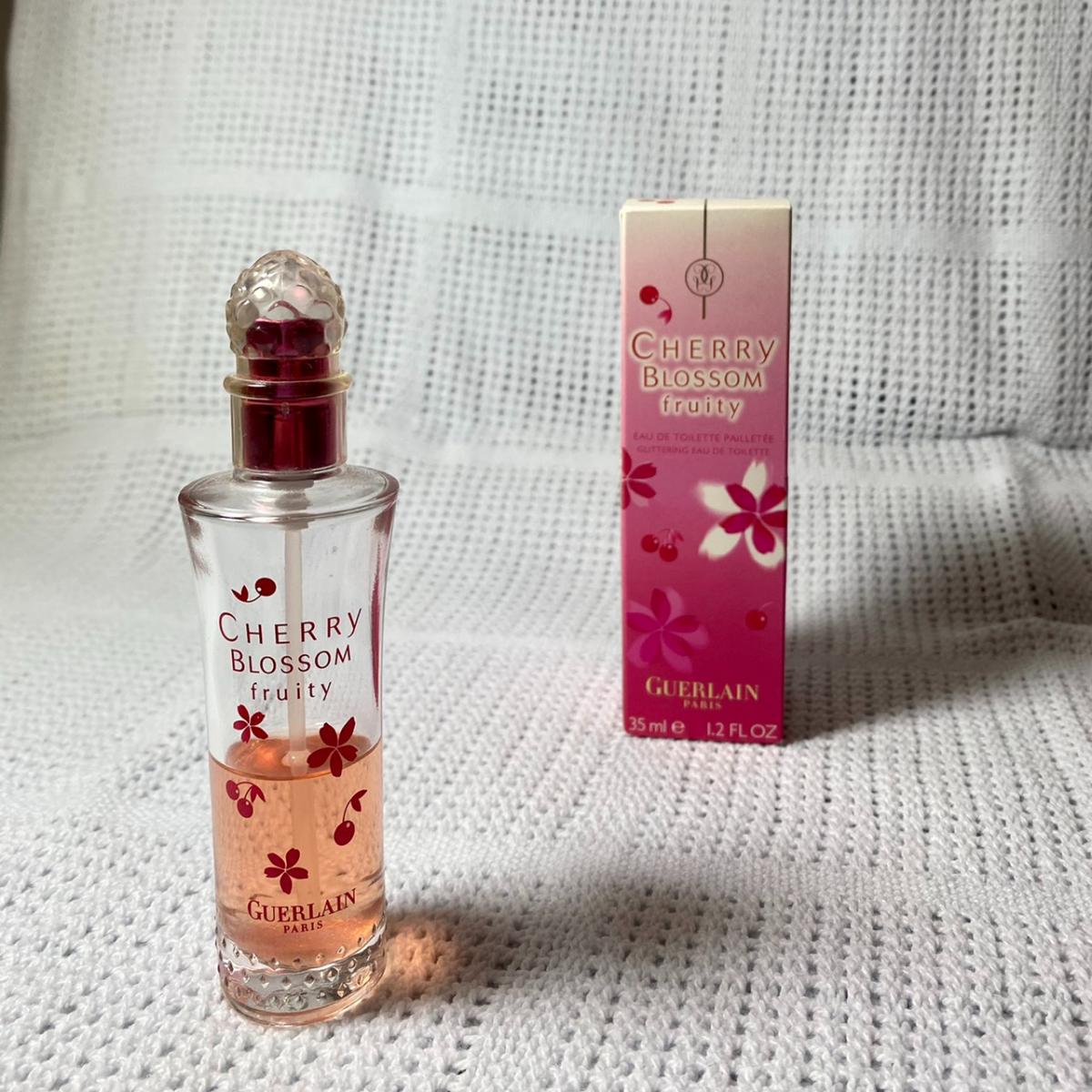 Guerlain cherry blossom. Oriflame delicate Cherry Blossom. Fruity Blossom белый фон.