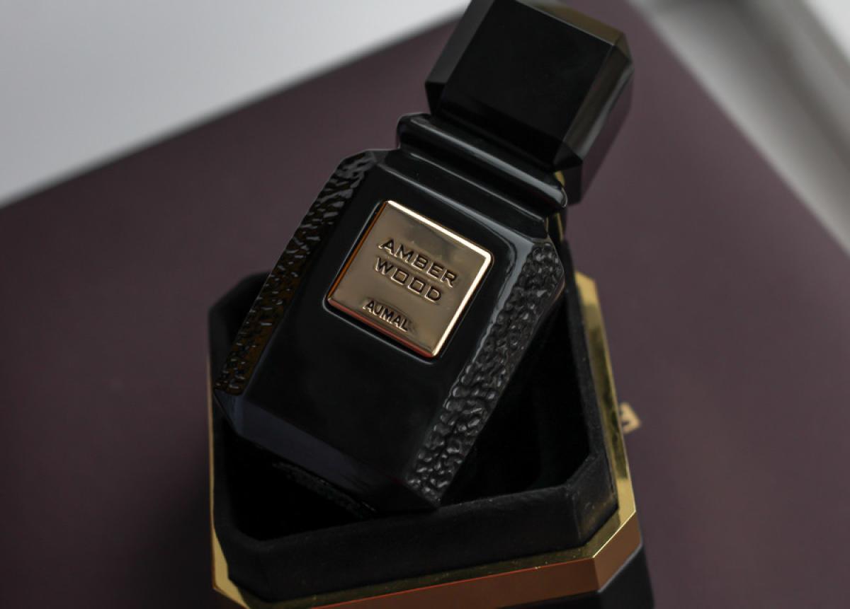 Amber Wood Ajmal - una fragranza unisex 2014