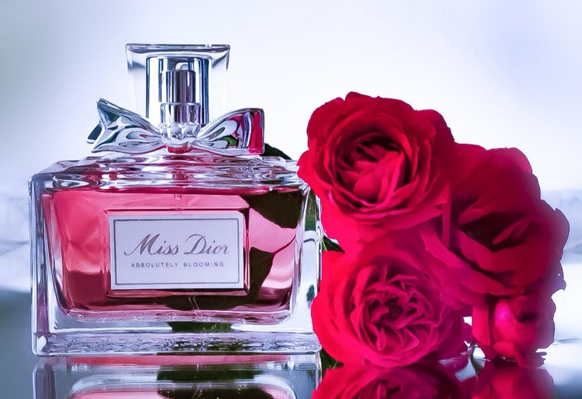 Мисс диор блуминг описание аромата. Абсолютли Блуминг диор. Dior Miss Dior absolutely Blooming Lady 50ml EDP. Dior Miss Dior absolutely Blooming 30. Miss Dior absolutely Blooming 100.