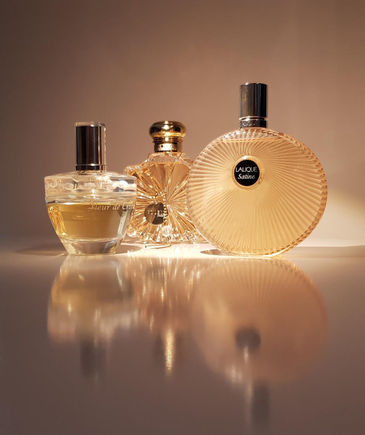 Lalique satine. Лалик Солейл. Soleil Lalique Perfume for women. Лалик сатин Фрагрантика. Lalique пудровый аромат.