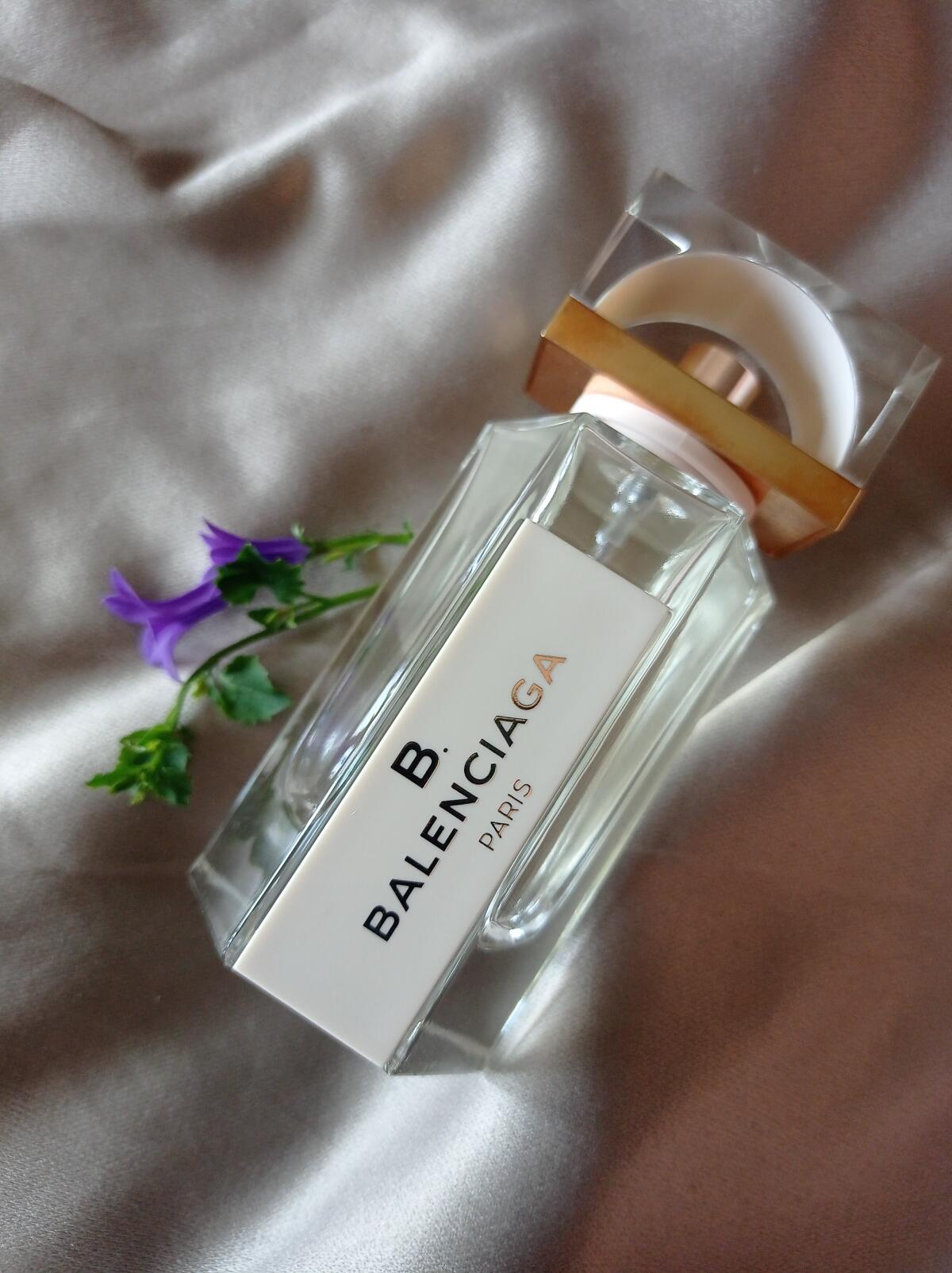 B. Balenciaga Skin Balenciaga Perfume - A Fragrância Feminino 2015