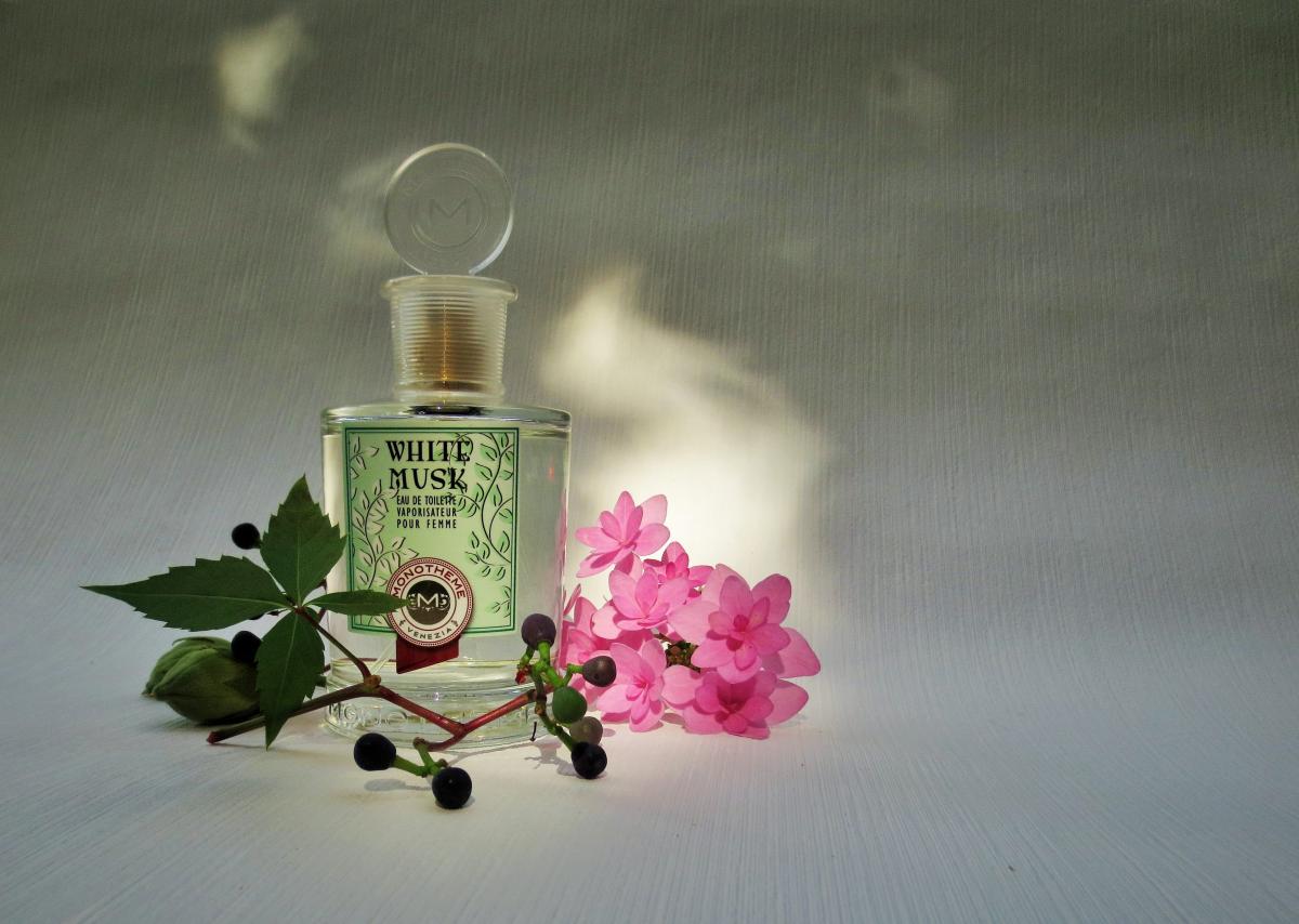 White musk духи. Мускус кусочки. Мускус на белом фоне. White musk масляные духи. Monotheme туалетная вода.
