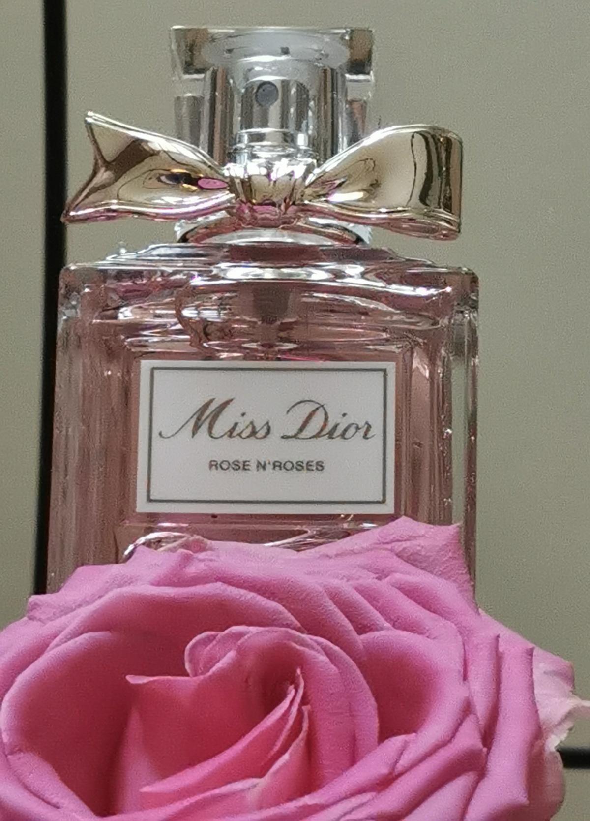 Мисс диор розовые. Dior Miss Dior Rose'n'Roses. Духи Miss Dior Rose n Roses. Miss Dior la vie en Rose. Мисс диор Розе Эссенс.